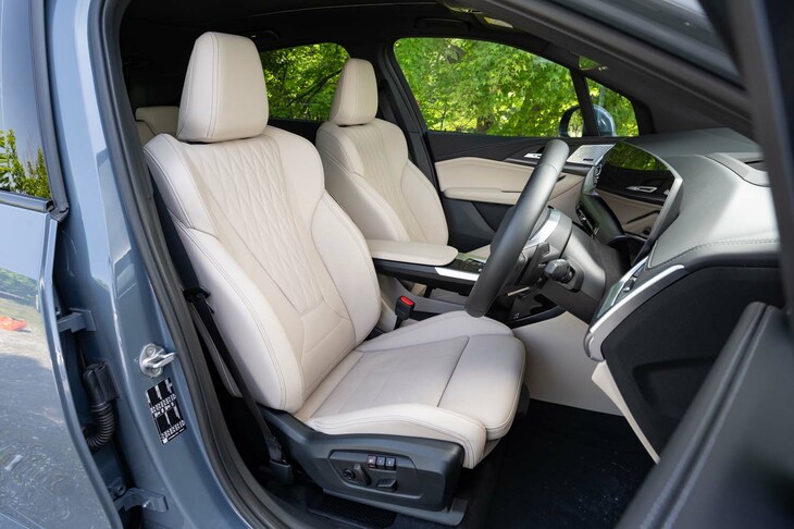 ホワイトレザーにダイヤモンドステッチをあしらったシートはラグジュアリーな雰囲気。BMWらしく表皮の張りは強め。