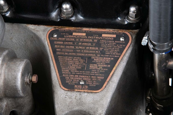 レストアモデルのエンジンルーム内に貼られたパネル。「ギアボックス：カストロール“F” or モービルオイル“A”」など推奨する潤滑油の種類が記されている。