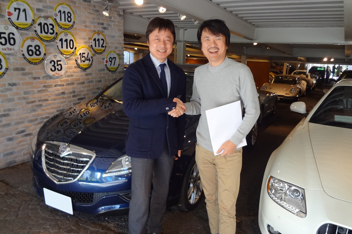 ラテン車を専門に扱う店「コレツィオーネ」の成瀬社長と筆者。