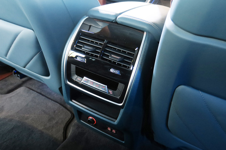 BMW XM（後席用エアコン）