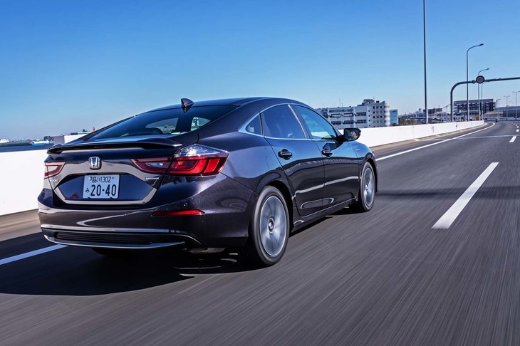 新型「インサイト」ではベーシックな「LX」と17インチホイールや前席パワーシートなどを備えた「EX」、さらにEXの外装をブラックパーツで飾った試乗車と同じ「EX・ブラックスタイル」の3グレードが用意される。