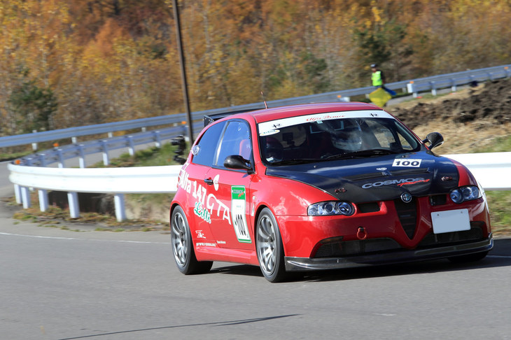 日本でも人気を博した「アルファ・ロメオ147GTA」（2003年）。「147」や「156」に設定された「GTA」は高性能グレードにあたり、ともに250psを発生する3.2リッターV6エンジンを搭載していた。