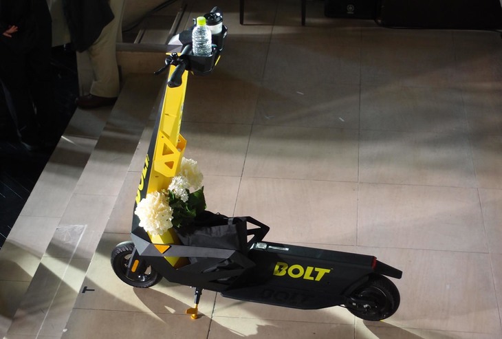 「ボルト・チャリオット」には小物入れやカップホルダーも備わる。なお公道での使用には、ヘルメットの着用と原付免許が必要。車体にはナンバープレートやミラー、ウインカーが装着されることになる。