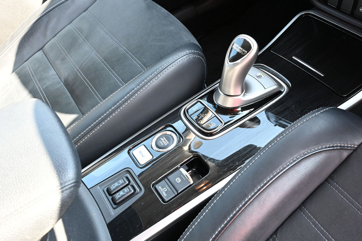 センターコンソールに寄ってみる。走りに関するスイッチ類のほとんどが集約されているのに「ECO」スイッチははるか上方のハザードの隣。スペースはたくさんあるのだが……。