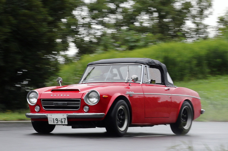 1967年「ダットサン・フェアレディ2000」（SR311）。ウインドシールドの丈が低い、通称「ローウィンドウ」こと前期型。午後のタイムは60秒148で、SP／SR／CSPクラスで3位（レーシング仕様を除けば1位）となった。
