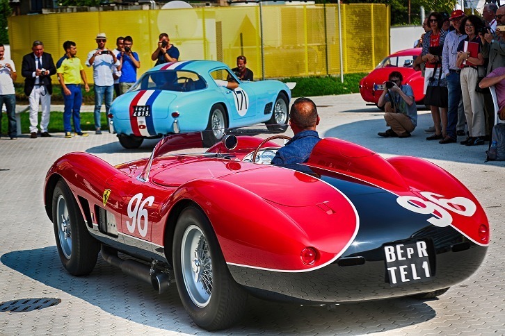 マラネッロの市街地で行われたフェラーリパレードの様子。