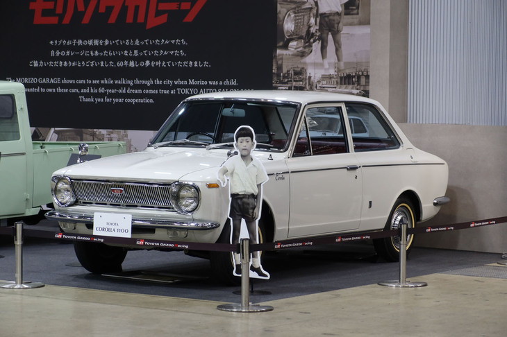 トヨタ・カローラ（1966年） ※手前の人物写真は7歳当時の豊田章男 トヨタ自動車会長