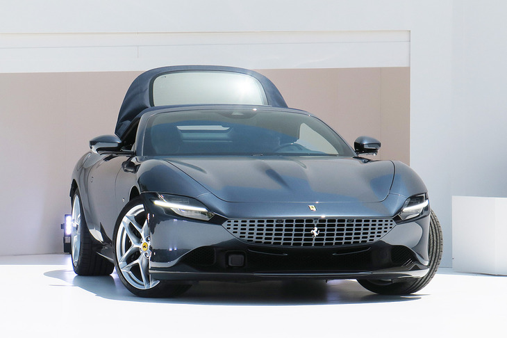 ルーフを開きながら、ステージ上に登場する「フェラーリ・ローマ スパイダー」。