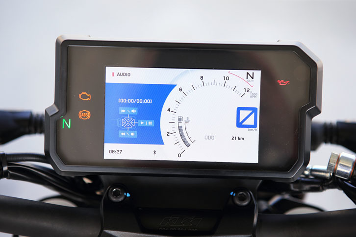 「125デューク」と「390デューク」には、小排気量モデルでは珍しいTFTカラー液晶のメーターパネルが与えられる。ディスプレイのサイズは、5.2インチ。