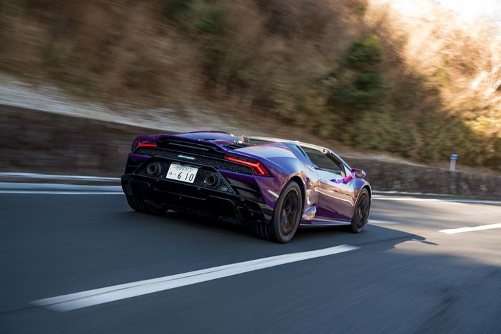 最高出力610PS、最大トルク560N・mの5.2リッターV10自然吸気エンジンをミドに搭載。最高速は324km/h、0-100km/h加速のタイムは3.5秒。