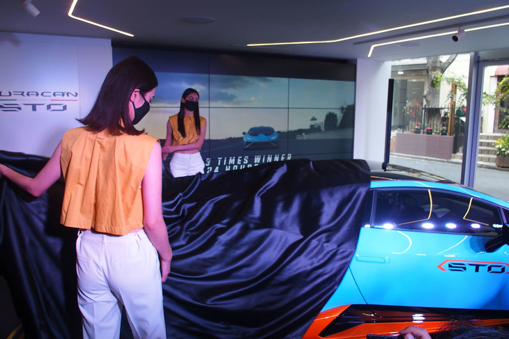 ランボルギーニのブランド体感スペース「THE LOUNGE TOKYO」において開催された「ランボルギーニ・ウラカンSTO」発表イベントの様子。写真はアンベールの瞬間。
