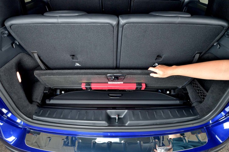 取り外したトノカバーは、荷室後端のフロア下に収納できる。