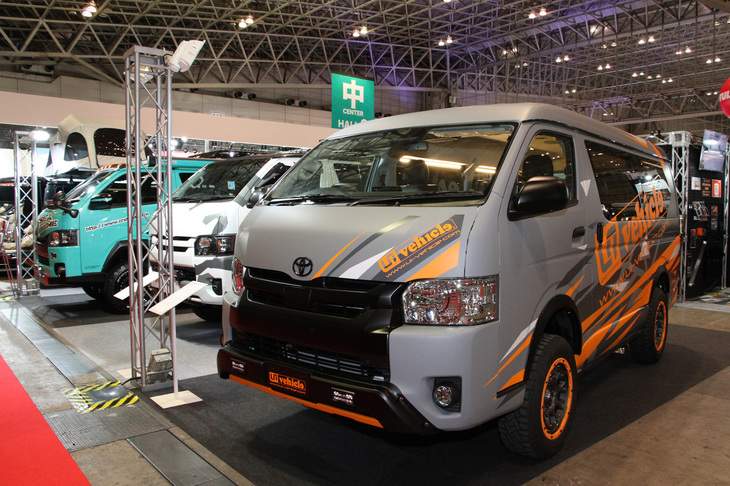 リフトアップされたユーアイビークルの「トヨタ・ハイエース」