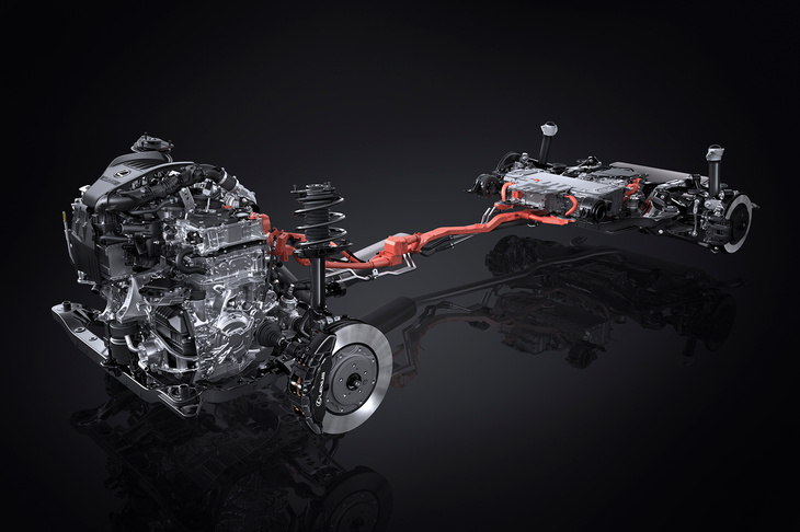 「500h」のパワートレインは、2.4リッター直噴ターボエンジンとフロントモーター、リアモーターを組み合わせた「デュアルブーストハイブリッド」。アクセル操作に対する素早いレスポンスと、安定感のあるコーナリングを実現する。