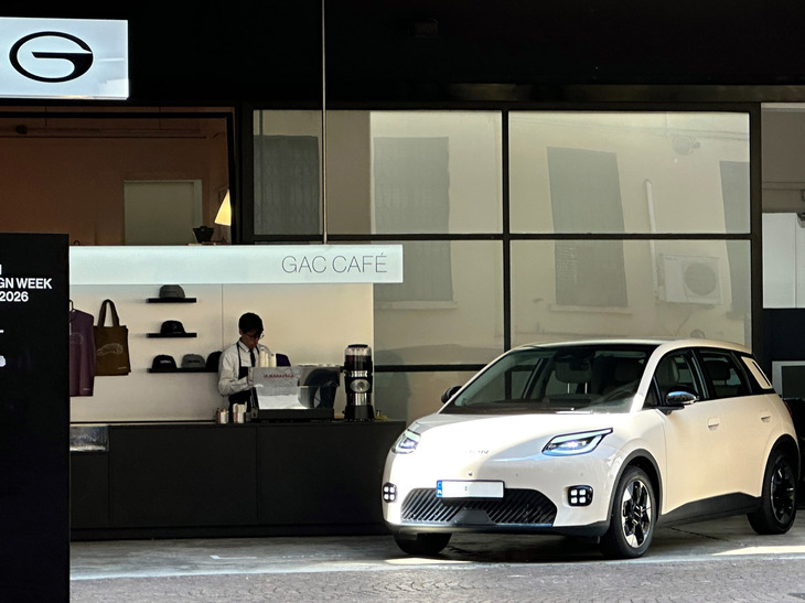 GAC（広州汽車集団）のミラノ・デザインスタジオは、同施設が開発を主導した電気自動車「アイオンUT」を展示した。欧州仕様は委託先のマグナ（オーストリア）で生産され、イタリアでも2026年中の発売が予定されている。