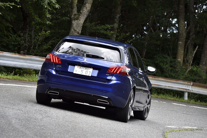 「308 GT BlueHDi」の車両価格は354万円。試乗車のボディーカラーは「マグネティック・ブルー」。