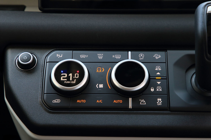 センタークラスターに配された、空調と走行モードのコントローラー。オフロード向けの走行モード切り替え機構「テレインレスポンス」に加え、オプションで地形に応じて最適な車両設定を自動選択する「テレインレスポンス2」、パワートレイン、ステアリング、ディファレンシャル、トラクションコントロールの設定を個別に調整できる「コンフィギュラブルテレインレスポンス」も用意される。