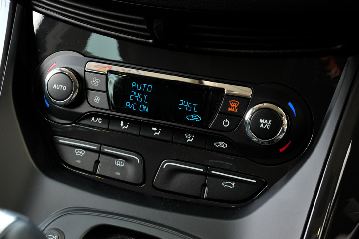 空調には「トレンド」「タイタニアム」ともに左右独立温度調整機構付きのオートエアコンを採用。音声やタッチスクリーンに加え、センタークラスターのコントロールパネルでも操作ができる。
