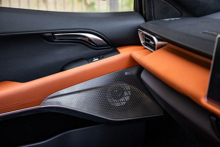 英国の高級オーディオブランドとして名をはせるKEFが手がけたプレミアム10チャンネルオーディオが標準装備とされる。3つの「Uni-Qスピーカー」や2つのウーファー、サブウーファーなどで構成され、トータル出力は340W。