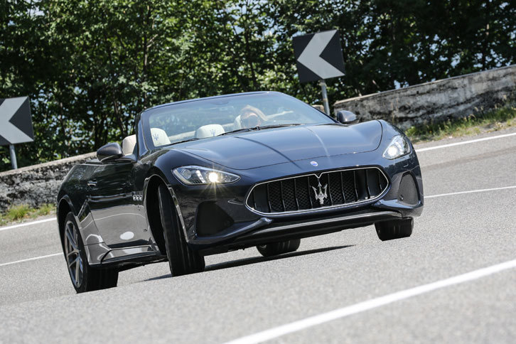 足まわりでは、「スポーツ」には「スポーツスカイフック」と呼ばれる減衰力可変ダンパーが、「MC」にはモノレートのダンパーが装備される。