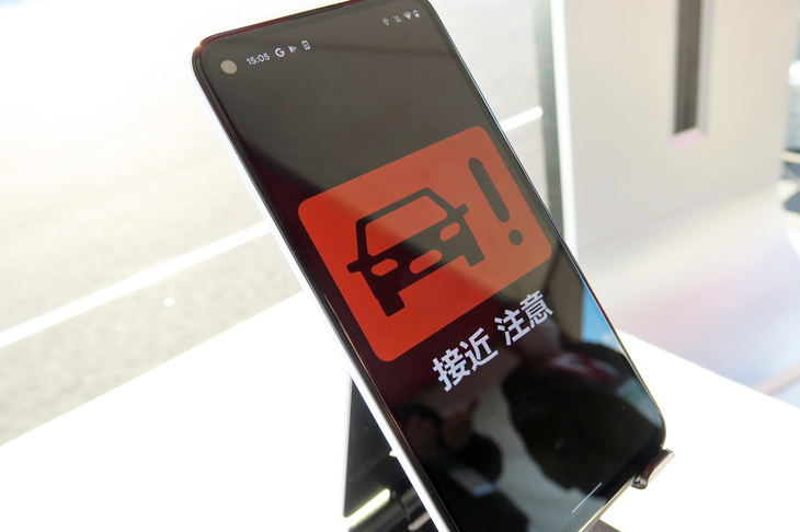 車両と歩行者が接触するリスクを検知すると、ドライバーはもちろん、歩行者にも携帯端末を介して警告を発する。