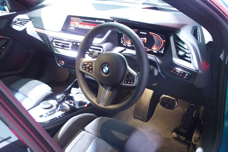 「2シリーズ グランクーペ」のインテリアは、基本的に最新の「1シリーズ」と共通。