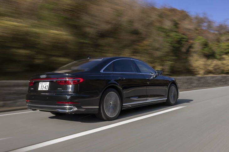 【アウディA8 L 60 TFSIクワトロのスペック】
	ボディーサイズ：全長×全幅×全高＝5320×1945×1485mm／ホイールベース：3130mm／車重：2250kg／駆動方式：4WD／エンジン：4リッターV8 DOHC 32バルブ ターボ／モーター：ベルト駆動式オルタネータースターター／トランスミッション：8段AT／エンジン最高出力：460PS（338kW）/5500rpm／エンジン最大トルク：660N・m（67.3kgf・m）/1800-4500rpm／モーター最高出力：--PS（--kW）／モーター最大トルク：--N・m（--kgf・m）／タイヤ：（前）265/40R20 104Y XL／（後）265/40R20 104Y XL（グッドイヤー・イーグルF1アシメトリック3）／燃費：8.0km/リッター（WLTCモード）／価格：1800万円
	
	【取材時の燃費データ】
	テスト距離：256.8km（市街地1：高速道路7：山岳路2）／使用燃料：33.4リッター（ハイオクガソリン）／参考燃費：7.7km/リッター（満タン法）／7.8km/リッター（車載燃費計計測値）