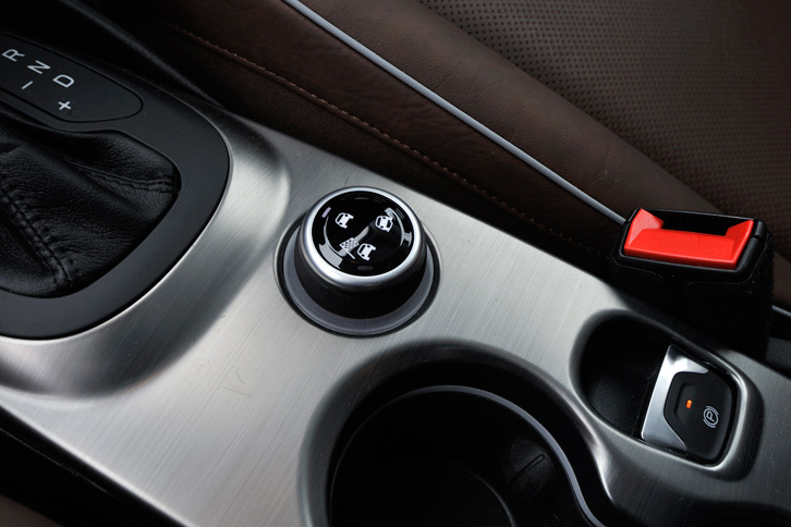 センターコンソールに備わる走行モード切り替え機構のスイッチ。走行モードは「AUTO」「TRACTION」「SPORT」の3種類となっている。