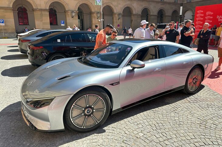 メルセデス・ベンツの一般試乗会場で。2022年にCESで発表されたコンセプトカー「EQXX」にもナンバープレートが与えられ、テストドライブに供されていた。