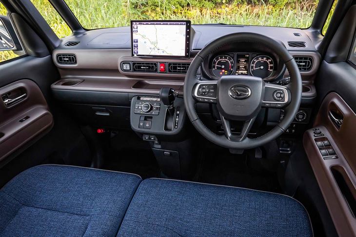 「セオリー」のインテリアカラーは深みのあるブラウンとネイビーの組み合わせ。「G」「Gターボ」には本革巻きのステアリングホイールが装備される。