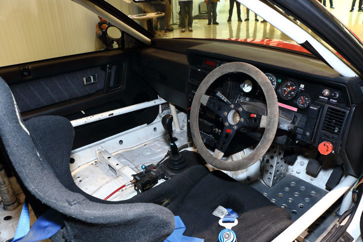 ものものしいロールケージが張り巡らされたインテリア。軽量化のため、内装は剥取られている。