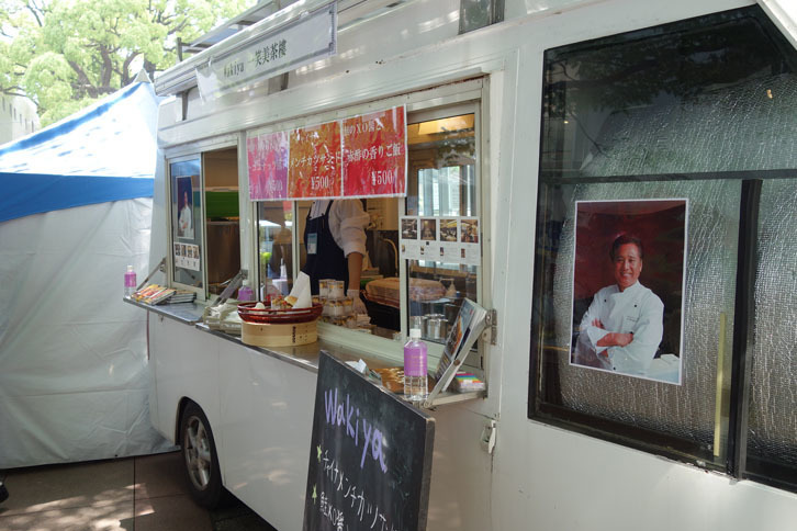 取材の下調べの段階で、記者が真っ先に行こうと考えていた、中国料理のWakiya 一笑美茶楼のブース。実際はお酒のブースから回ってきたわけですが……。