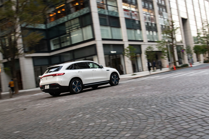 「EQC」のパワートレインは、前軸用と後軸用に2基のモーターを搭載した2モーター4WD。前輪駆動をベースとしつつも、コーナリングなどではかなり積極的にリアも駆動している様子だ。