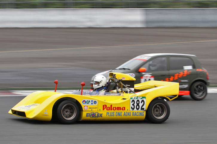 手前は「カドウェル」のシャシーに、1969年日本グランプリ優勝車である「日産R382」を模したボディーを載せたGP-5クラスの「プラスワンR382」。奥はGP-2クラス8位の「東海☆麗神愚ADVAN今日子♪」。