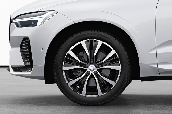 「Yスポーク20インチ ダイヤモンドカット／ブラック」アルミホイールを採用。