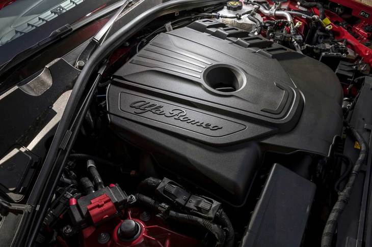 
	排気量2142ccのディーゼルターボエンジン。「ジュリア」に搭載されるものは、SUV「ステルヴィオ」用よりも20psと20Nm控えめな、最高出力190ps、最大トルク450Nmを発生する。
	