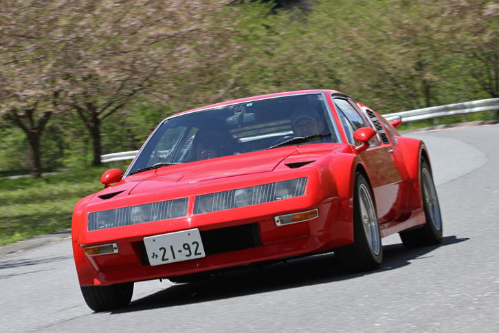 珍しい1974年「アルピーヌA310」。グループ4用のオーバーフェンダーやエアロパーツを装着している。