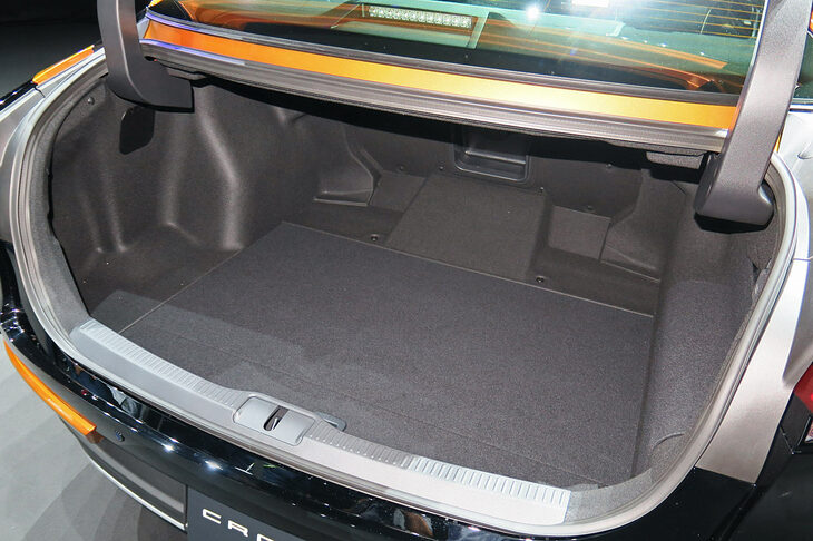 トランクルームの容量は450リッター。後席にアームレストスルー機構はあるが、背もたれを倒すことはできない。