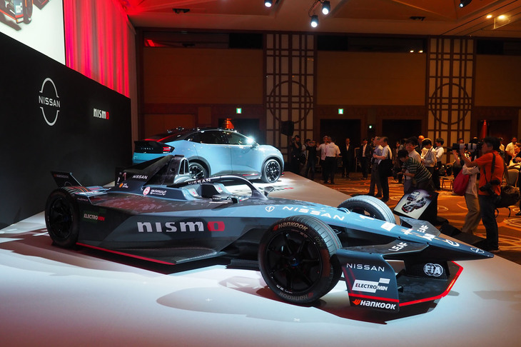 「リーフNISMO」の発表イベントには、東京で開催されるABB FIAフォーミュラE世界選手権シーズン12の第14戦および第15戦に参戦する特別なカラーリングを取り入れた日産フォーミュラEチームのマシンも展示された。