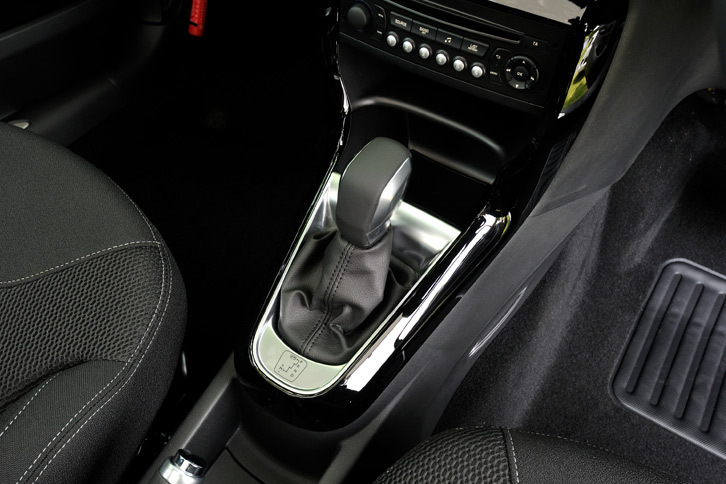 2015年11月の改良で採用された、トルコン式6段ATのシフトセレクター。