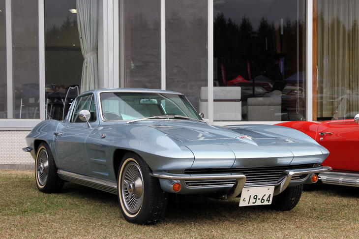 1963年に「スティングレイ」のサブネームを付け、従来のロードスターにクーペを加えて登場した2代目C2「コルベット」。これはリアウィンドウがスプリット（2分割）から1枚ガラスとなった、翌1964年のクーペ。すばらしいコンディションに保たれている。