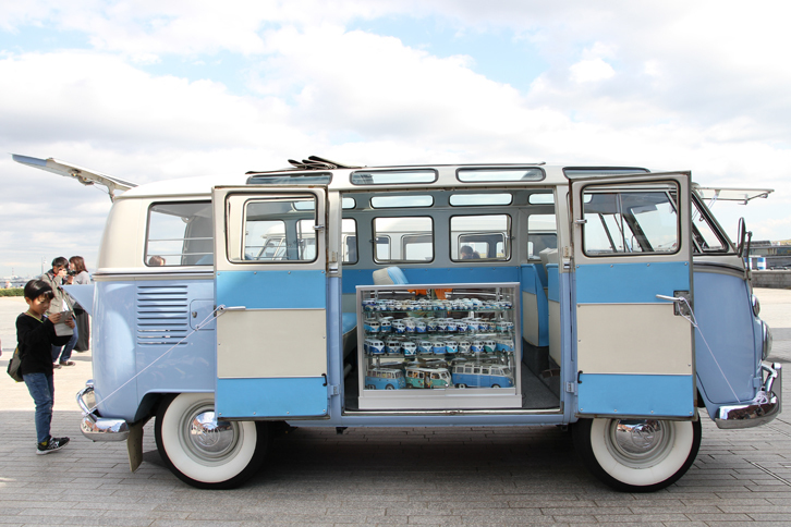 「フォルクスワーゲン・タイプ2バス」。俗に“21ウィンドウ”と呼ばれる、タイプ2バスのなかで2番目に窓の多い仕様（1番は23ウィンドウ）。室内に置かれたショーケースには、同色のモデルカーがズラリ。