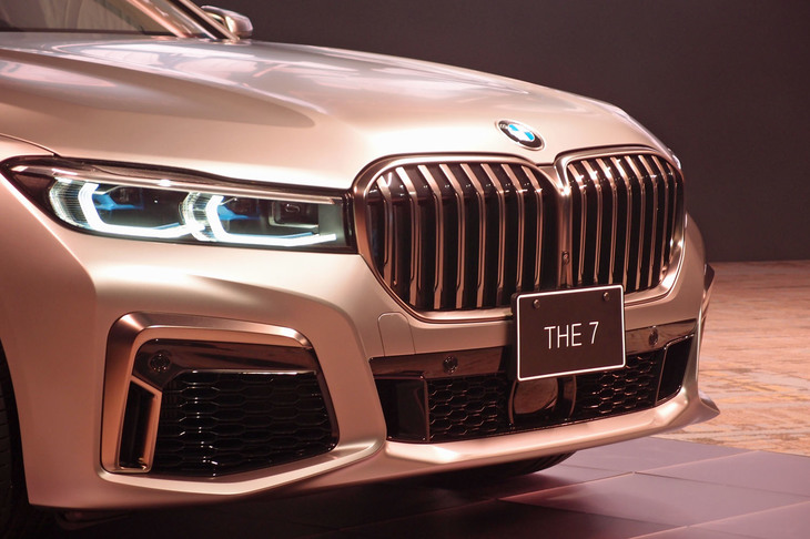 マイナーチェンジ版「BMW 7シリーズ」のフロントマスク。「キドニーグリル」が大きくなったため、ヘッドランプが細くなったように見える。