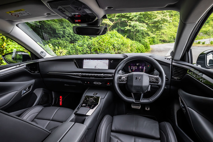 ドアから連続する、継ぎ目の少ないダッシュボードデザインが目を引くインテリア。センターに配置される10インチサイズのタッチスクリーン式ディスプレイには、各種インフォテインメントシステムを音声操作できる「DS IRISシステム」が組み込まれている。