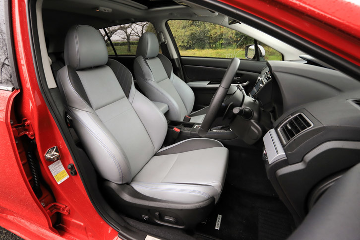 「2.0GT-S EyeSight」には、標準仕様のウルトラスエードと本革のコンビシートに加え、オプションでブラックとブライトパールの本革シートも用意されている。