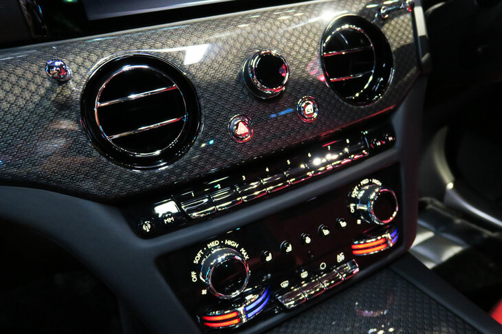 ロールス・ロイス・ブラックバッジ・ゴースト（センタークラスター）