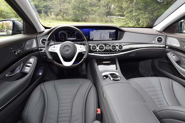 試乗車のインテリアカラーは「マグマグレー／エスプレッソブラウン」。インパネを横断するウッドのトリムが美しい。