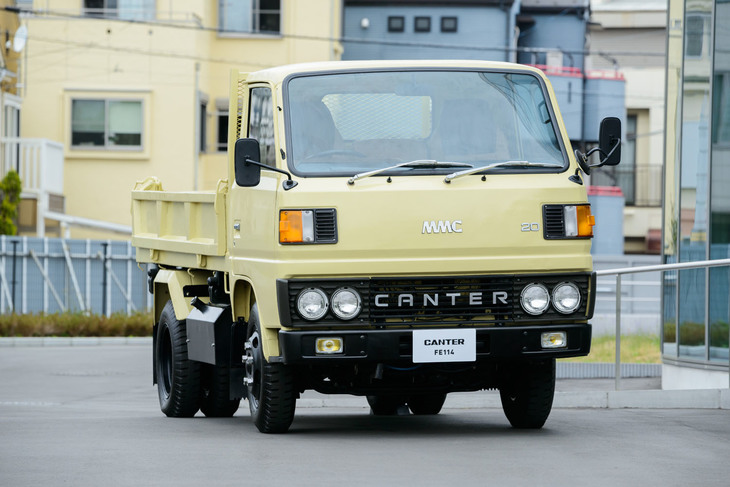 展示されていた4代目「キャンター」（FE1型）のフロントグリル部分が、典型的なブラックベルトデザイン。1978～1985年に生産・販売された。