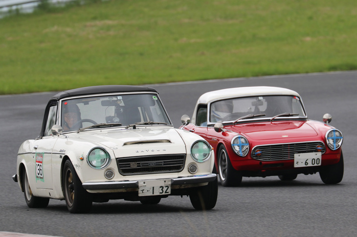 1960年代生まれの国産オープンスポーツである型式名SR311こと「ダットサン・フェアレディ2000」と「ホンダS600」。