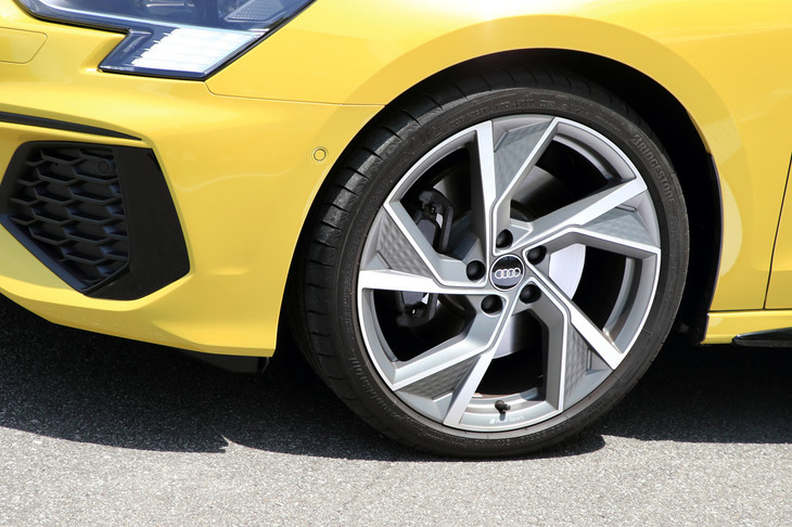 19インチホイールと235/35R19サイズのタイヤも「ファーストエディション」の特別装備。標準車の「S3」では、タイヤサイズは225/40R18となる。